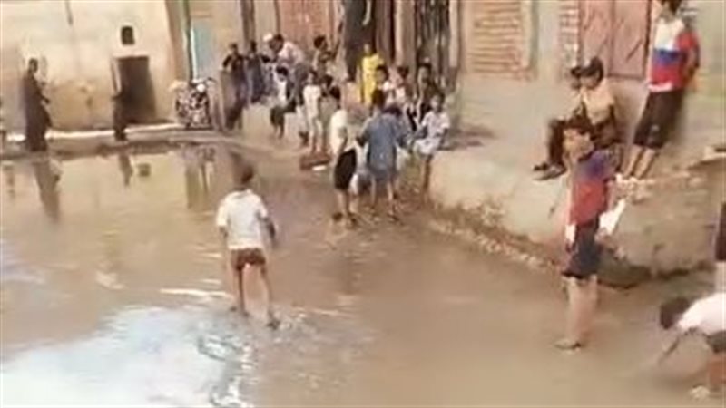 بعد يومين من الوحل، مياه قنا تعلن انتهاء أزمة كسر ماسورة مياه قرية الرحمانية قبلي