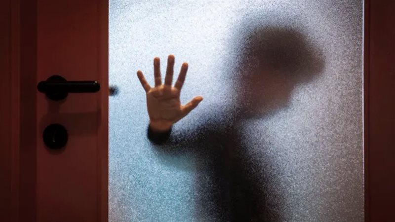 منشار ومضرب وثلاجة، سيناريو هوليودي لقتل رجل أعمال التجمع على يد “عامل الدليفري الوهمي”