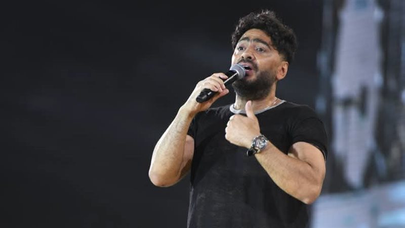 بالأسود، أول ظهور لتامر حسني في حفله الساحل بعد وفاة والده، ماذا قال للجمهور (صور)