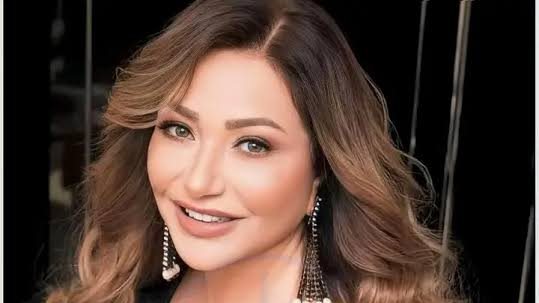 ليلي علوي تخطف الأنظار بإطلالة صيفية.. شاهد