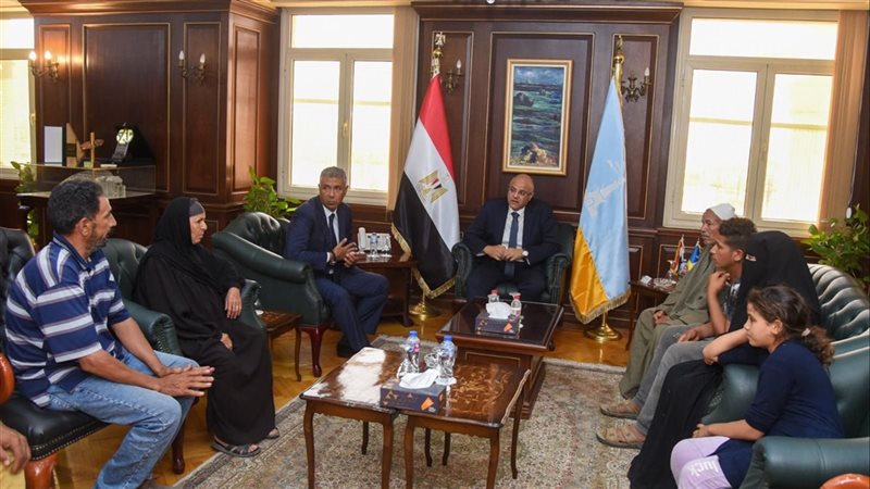 محافظ الإسكندرية يكرم أسرة عامل نظافة راح ضحية حادث سير خلال عمله