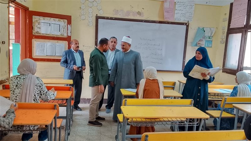 رئيس منطقة الإسماعيلية الأزهرية يتفقد لجنة الدور الثاني للثانوية بالتل الكبير
