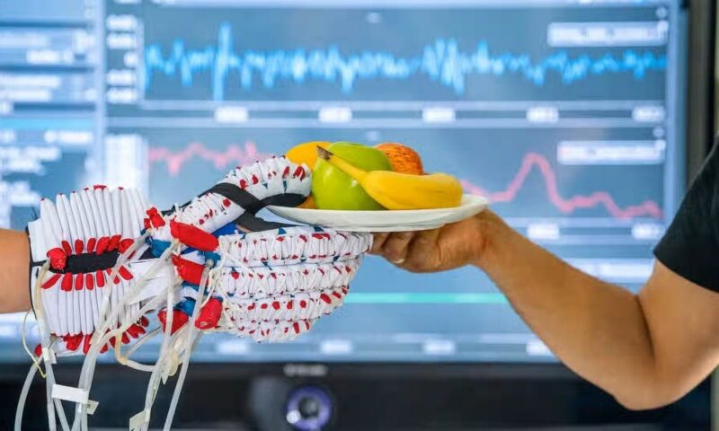 قفاز ذكي “يفهم” نية المريض.. ويعيد الحركة لمرضى الشلل