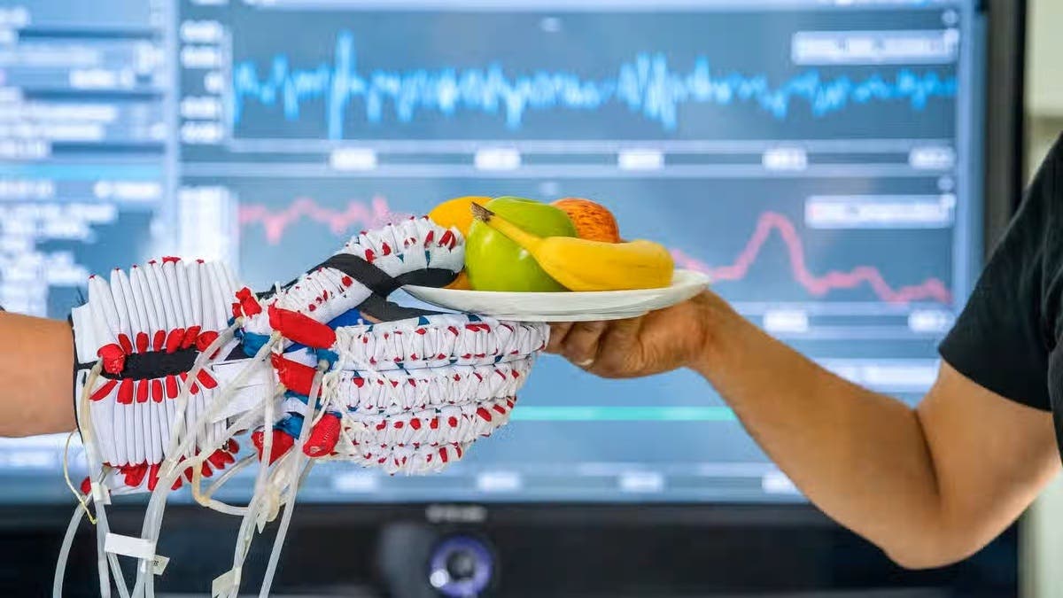 قفاز ذكي “يفهم” نية المريض.. ويعيد الحركة لمرضى الشلل