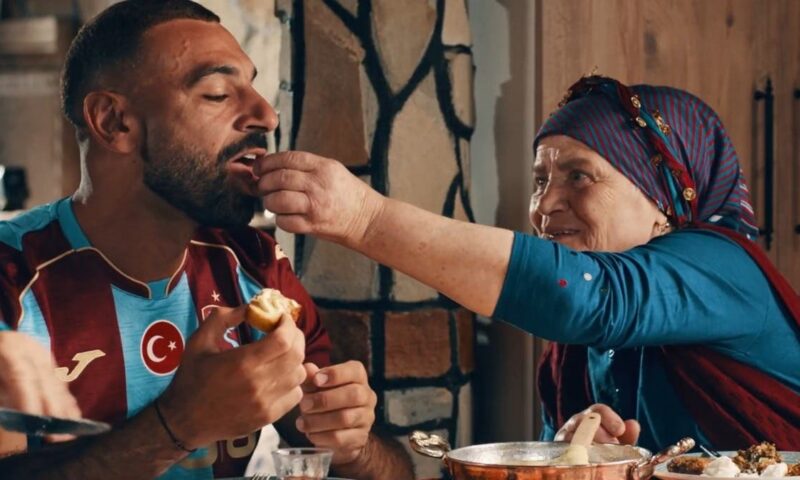 محمد صلاح يزور منزل عائلة تركية.. ويتذوق أشهر مأكولات طرابزون