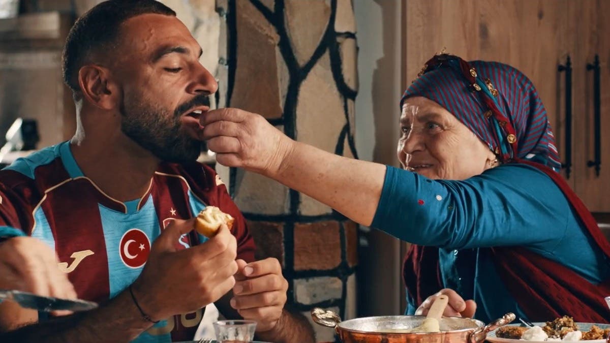 محمد صلاح يزور منزل عائلة تركية.. ويتذوق أشهر مأكولات طرابزون