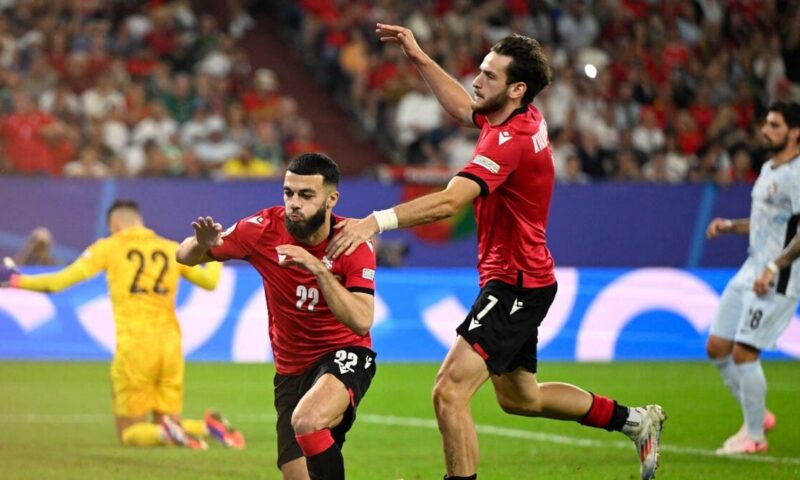 برشلونة يستقر على نجم جورجيا بدلاً من ألفاريز