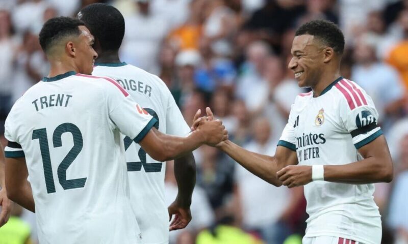 ريال مدريد يكتسح ملقة برباعية ويعتلي صدارة الدوري الإسباني