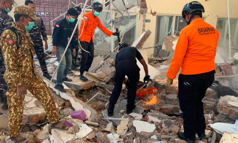 إندونيسيا : عشرون قتيلا على الأقل جراء زلزال بقوة 7,7 درجة ضرب قبالة سواحل البلاد