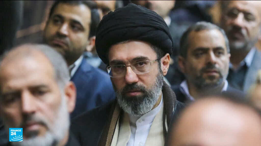 الرئيس الإيراني يقول إن التواصل مع المرشد الأعلى مجتبى خامنئي “صعب للغاية” حاليا