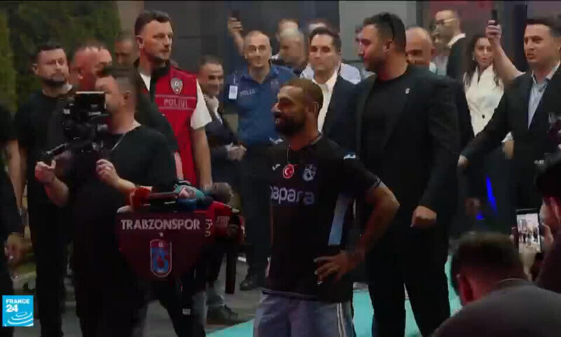 انتقال محمد صلاح إلى نادي طرابزون يتصدر المشهد الرياضي في تركيا