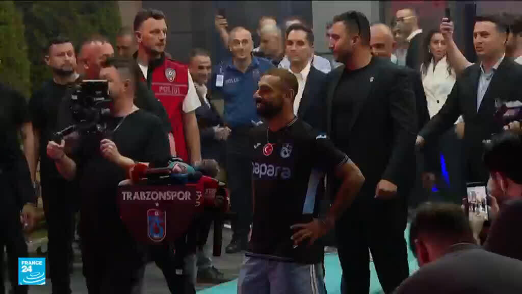 انتقال محمد صلاح إلى نادي طرابزون يتصدر المشهد الرياضي في تركيا