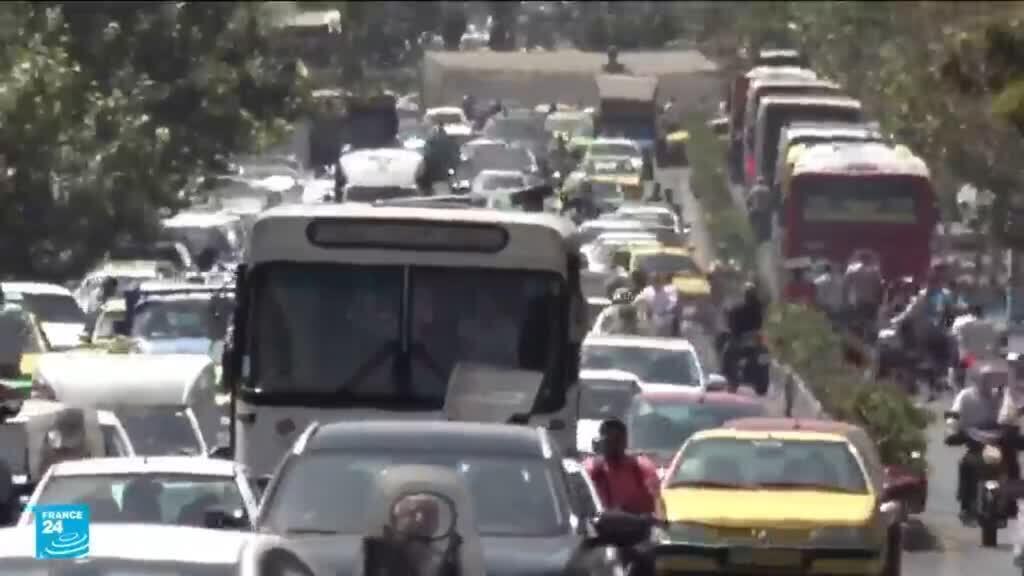 إيران في مواجهة العقوبات الأمريكية.. انقسام شعبي وتمسك رسمي بالتحدي