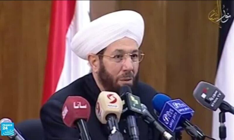 الحكم بالسجن المؤبد على مفتي سوريا السابق أحمد حسون بتهمة إثارة “الاقتتال الطائفي”