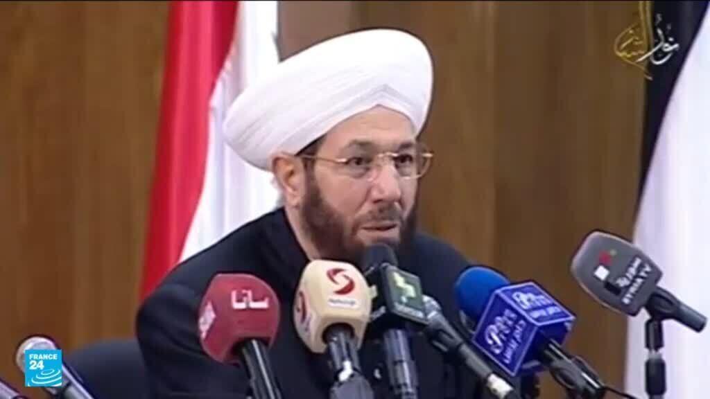 الحكم بالسجن المؤبد على مفتي سوريا السابق أحمد حسون بتهمة إثارة “الاقتتال الطائفي”