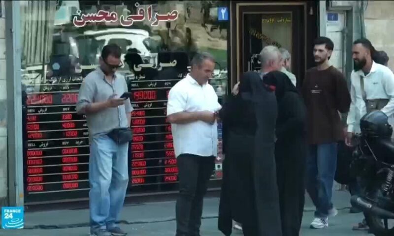 العقوبات الأمريكية وتهاوي قيمة الريال الإيراني يفاقمان الأزمة المعيشية