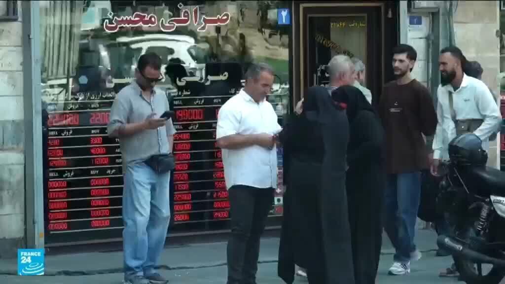 العقوبات الأمريكية وتهاوي قيمة الريال الإيراني يفاقمان الأزمة المعيشية