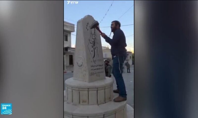 الضفة الغربية: صحافيون يتعرضون للرشق بالحجارة وإسرائيلي يحطم نصب تذكاري بقرية فلسطينية