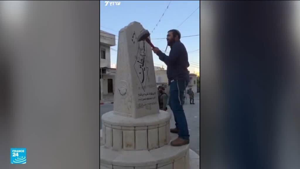 الضفة الغربية: صحافيون يتعرضون للرشق بالحجارة وإسرائيلي يحطم نصب تذكاري بقرية فلسطينية