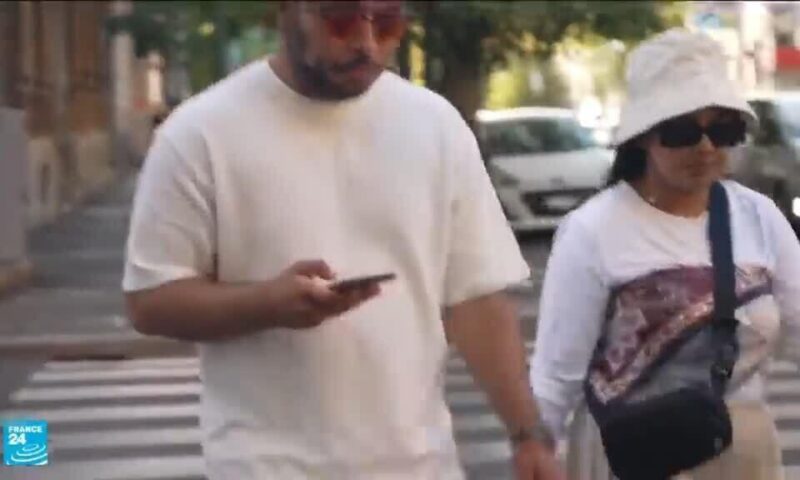 إيطاليا تفرض غرامات على المشاة المنشغلين بالهواتف أثناء عبور الشوارع