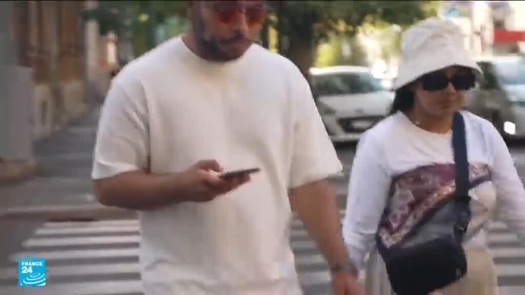 إيطاليا تفرض غرامات على المشاة المنشغلين بالهواتف أثناء عبور الشوارع