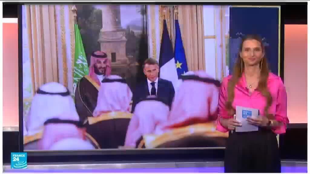 على السجادة الحمراء في الإليزيه.. هل استقبل ماكرون محمد بن سلمان برفقة سيدة ترتدي النقاب؟