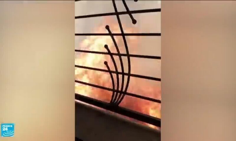 النيران تحاصر مناطق سكنية في شرق الجزائر وتدفع لإجلاء مئات السكان