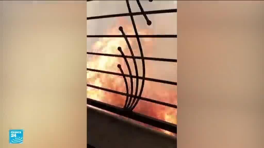 النيران تحاصر مناطق سكنية في شرق الجزائر وتدفع لإجلاء مئات السكان