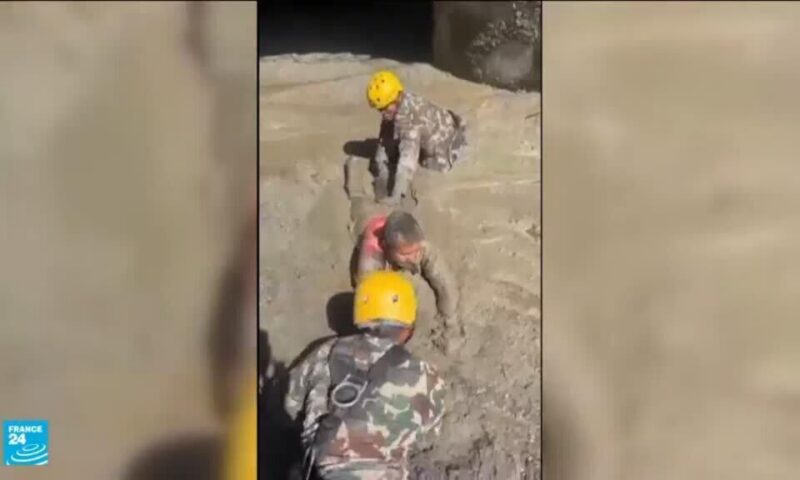 نيبال تواصل البحث عن مئات المفقودين وتحذيرات من فيضان جديد وعدد الضحايا في ارتفاع