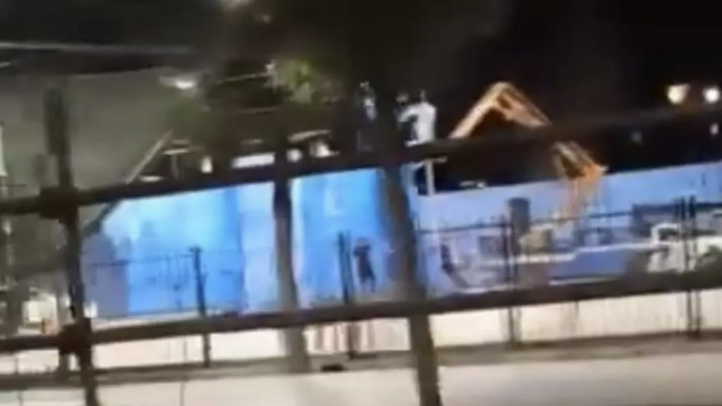 إيران: إعدام شخصين علنا يتسبب في اندلاع مظاهرات ضد النظام