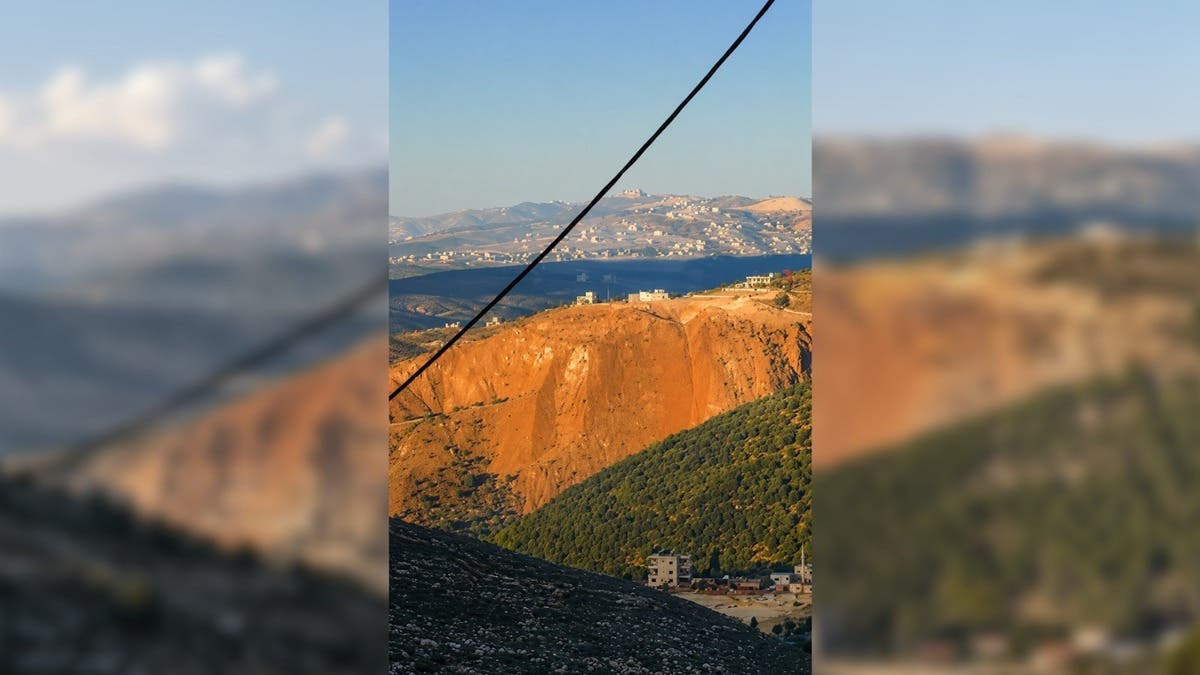 تفجيرات إسرائيلية تسفر عن انهيار جزء من جبل القنطرة في جنوب لبنان