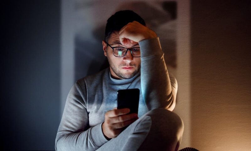 علماء: وباء الوحدة يجتاح الشباب الذكور بفعل الشاشات والعمل من المنزل