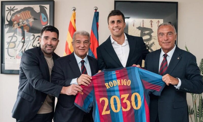 رسمياً.. برشلونة يصفع ريال مدريد بالتعاقد مع رودري