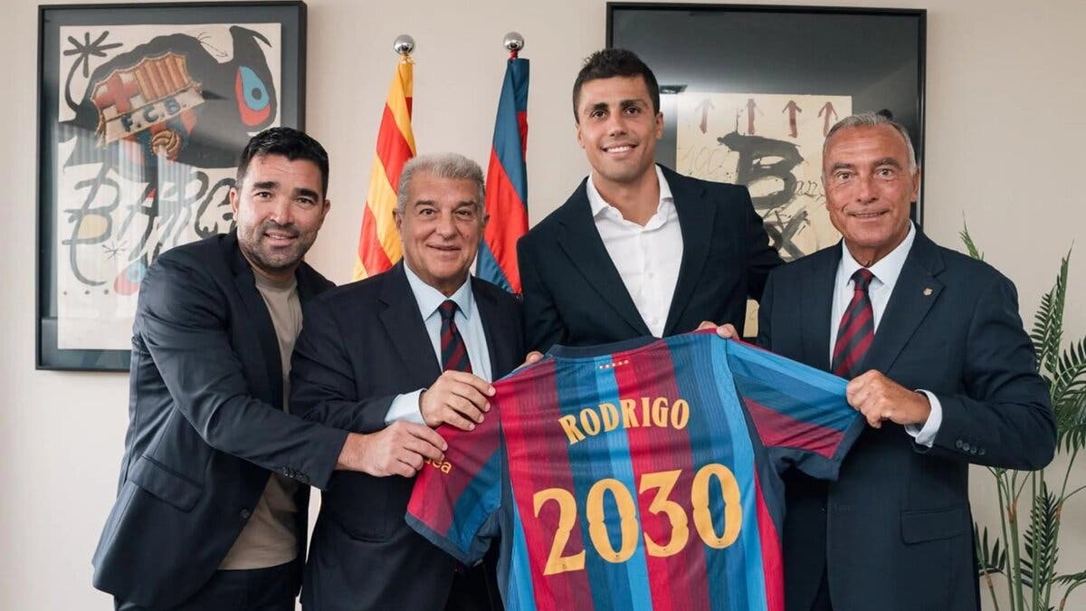 رسمياً.. برشلونة يصفع ريال مدريد بالتعاقد مع رودري