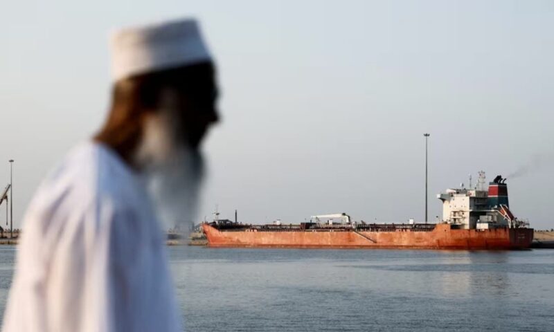 انفجار قرب ناقلة نفط في مضيق هرمز