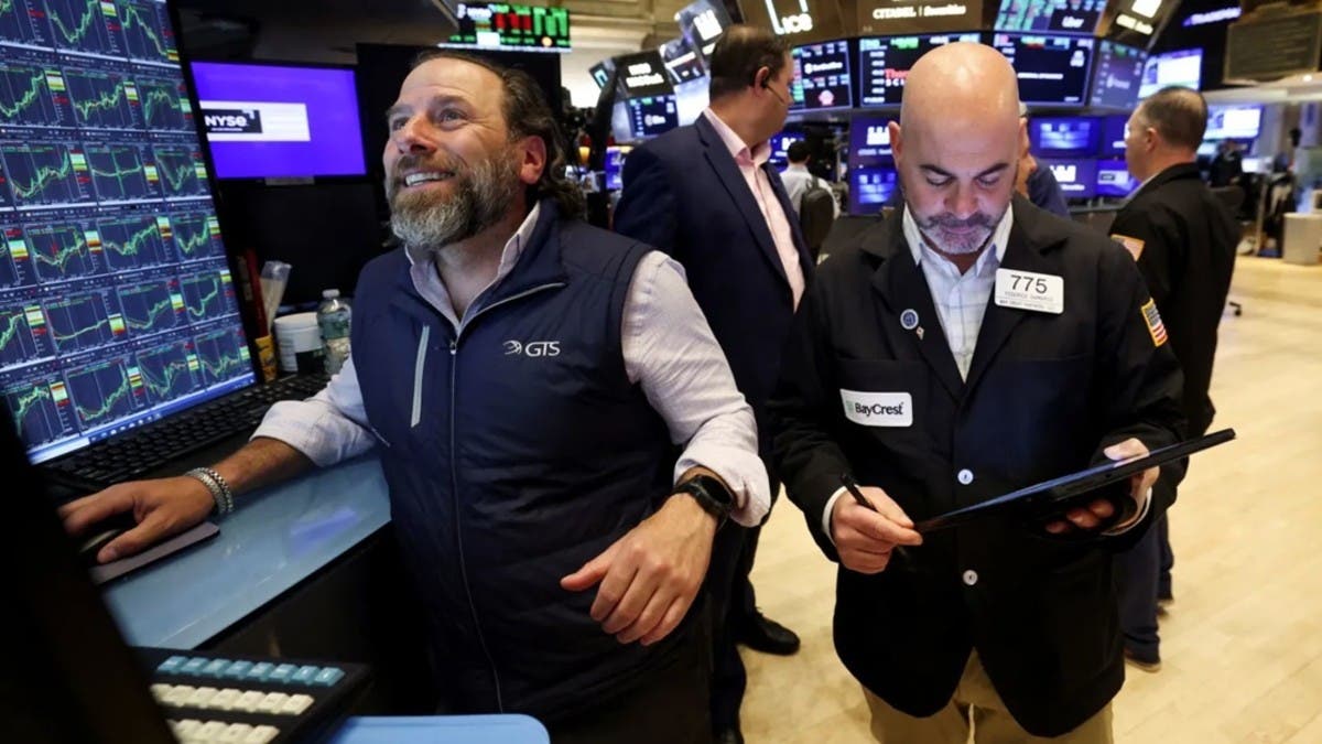 الأسهم الأميركية تسجل أكبر مكاسب أسبوعية منذ أبريل.. “S&P 500” عند مستوى قياسي