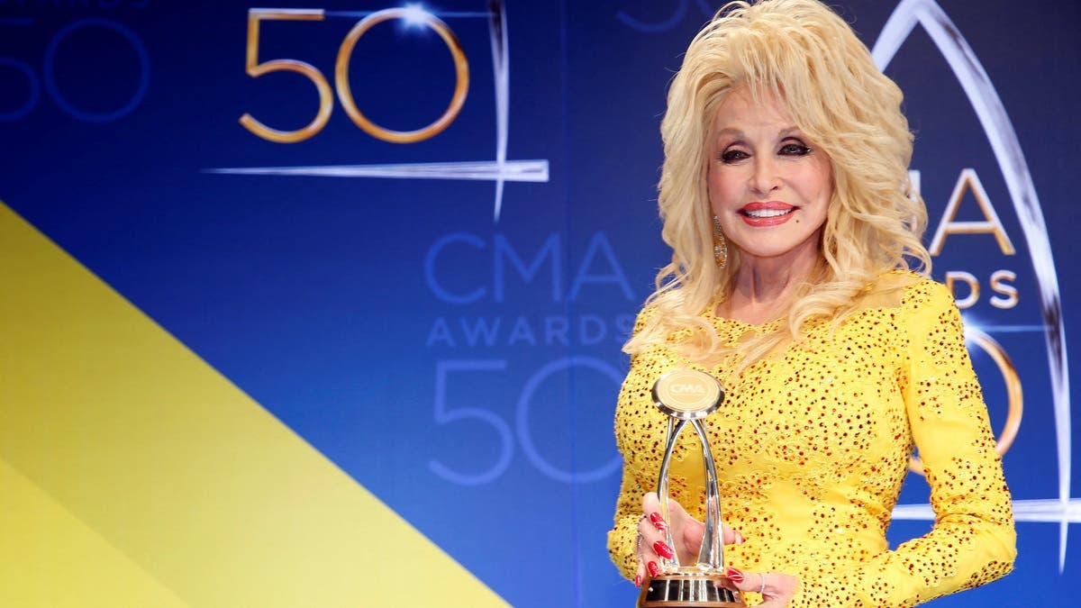 وفاة نجمة الموسيقى والممثلة الأميركية دوللي بارتون عن 80 عامًا