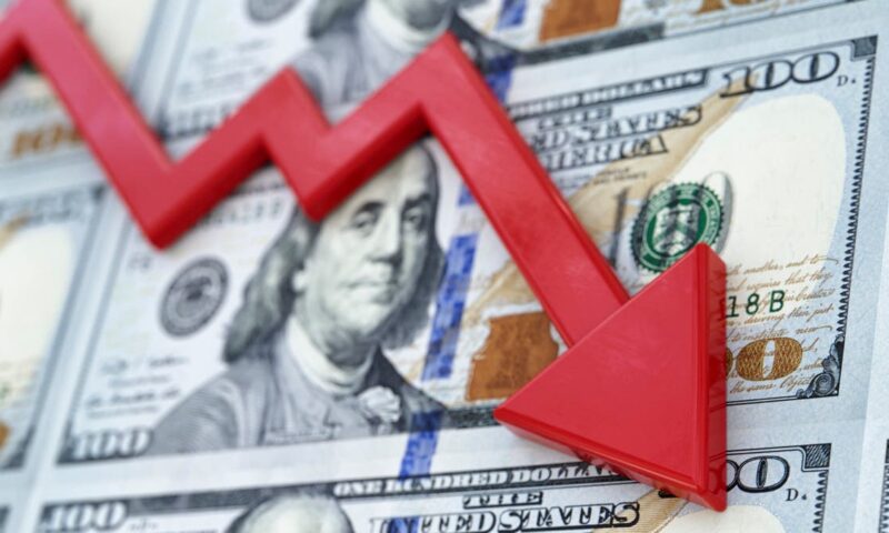 الدولار يحوم قرب أدنى مستوياته في عدة أشهر مع تراجع عوائد سندات الخزانة