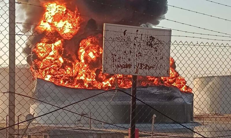 حريق مصفاة الزاوية يهدد إمدادات البنزين في ليبيا.. والنيران مستمرة