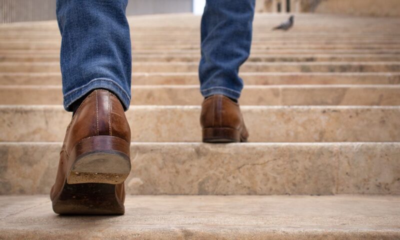 علماء يحددون علامة مبكرة على الخرف.. يُمكن ملاحظتها عند نزول السلالم