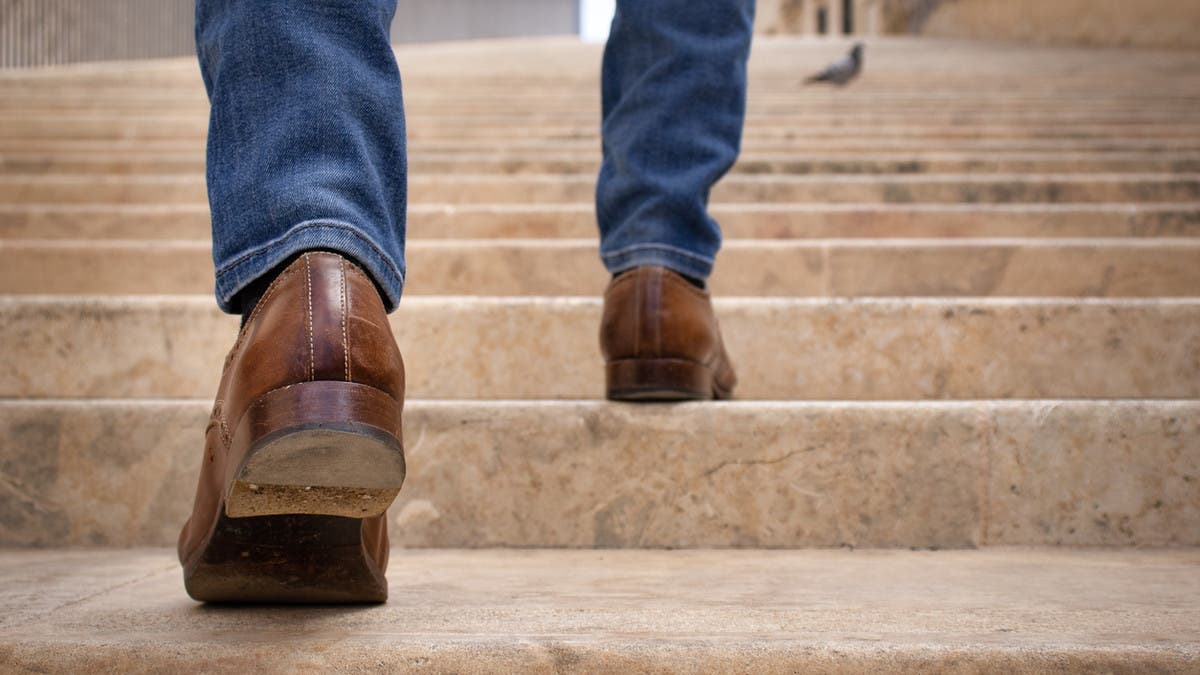 علماء يحددون علامة مبكرة على الخرف.. يُمكن ملاحظتها عند نزول السلالم
