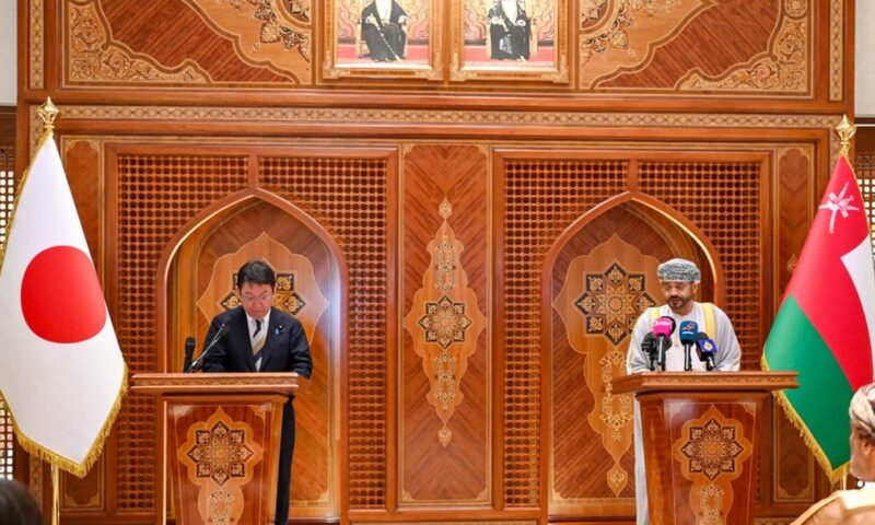 خفض التوترات وحرية الملاحة يتصدران محادثات عُمان واليابان