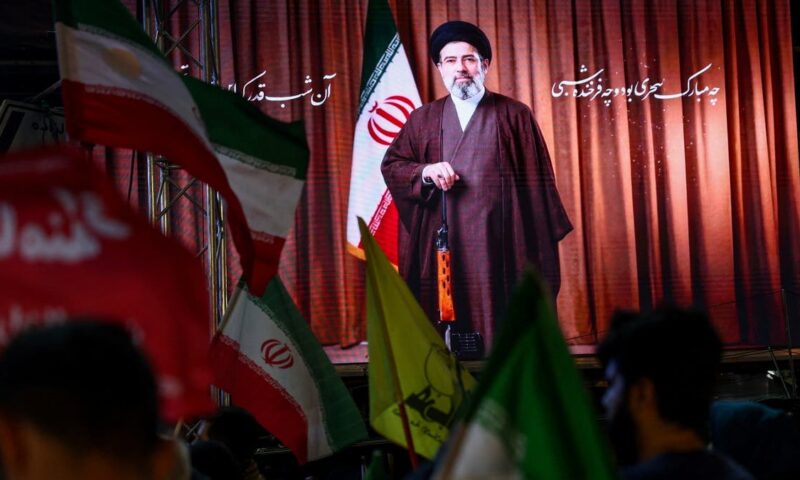 بعد أول فيديو لمجتبى خامنئي.. بزشكيان يلتقي المرشد الإيراني