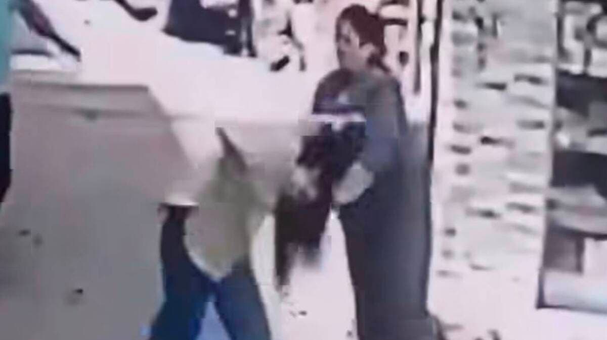 مقطع سيدة تسحل زوجة نجلها في الشارع يشغل المصريين.. والسلطات تتدخل
