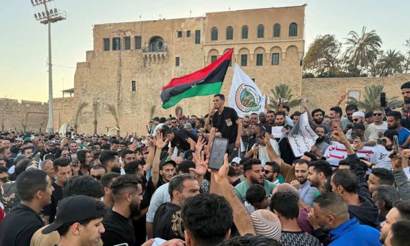بعد أيام من الإغلاق بسبب الاحتجاجات.. طرابلس تستعيد نشاطها الحكومي