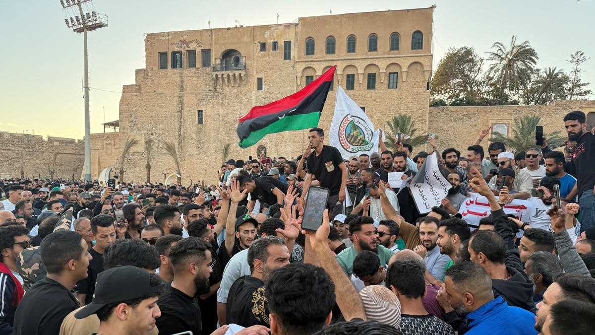 بعد أيام من الإغلاق بسبب الاحتجاجات.. طرابلس تستعيد نشاطها الحكومي