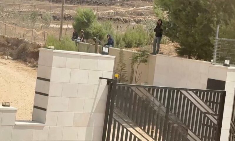 بعد قصرة.. مستوطنون يحاصرون فلسطينيين في المغير برام الله