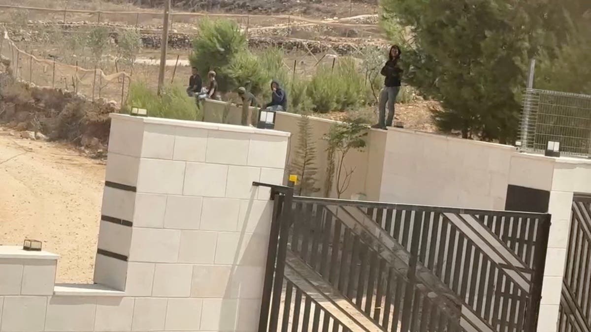 بعد قصرة.. مستوطنون يحاصرون فلسطينيين في المغير برام الله