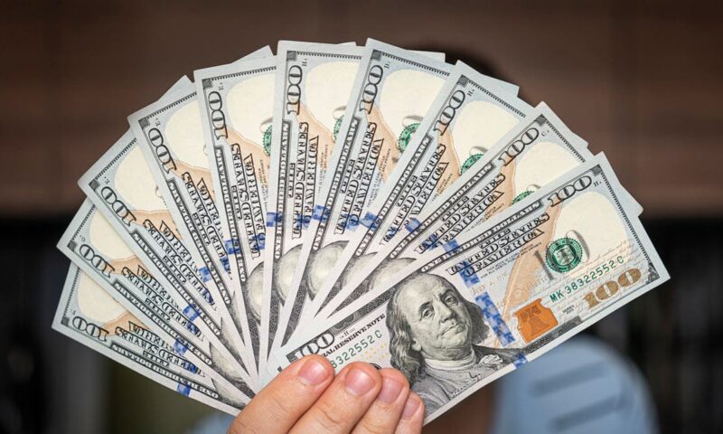 دولة تمنح 700 دولار بلا شروط.. هل المال هو مفتاح الخروج من الفقر؟