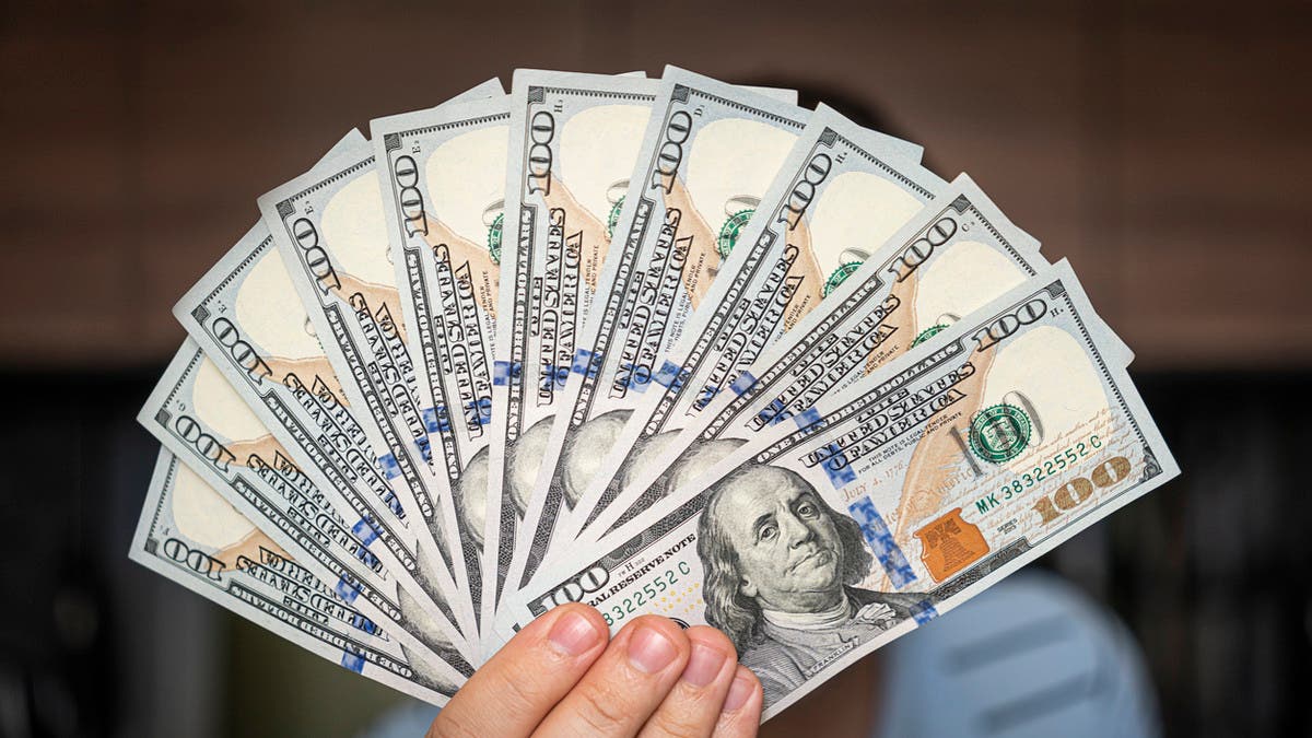 دولة تمنح 700 دولار بلا شروط.. هل المال هو مفتاح الخروج من الفقر؟
